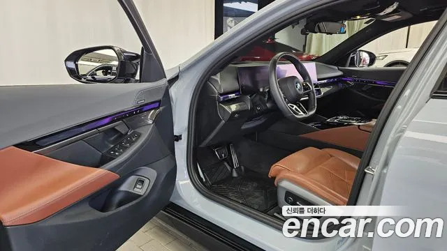 BMW 5 Series G60 — Фото автомобиля 10
