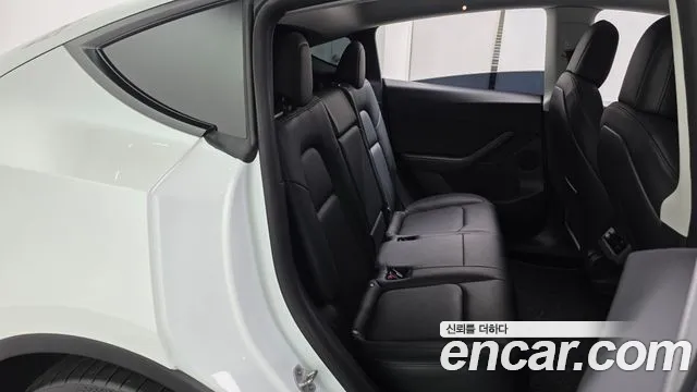 Tesla Model Y — Фото автомобиля 17