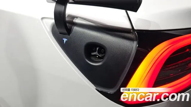 Tesla Model 3 — Фото автомобиля 30
