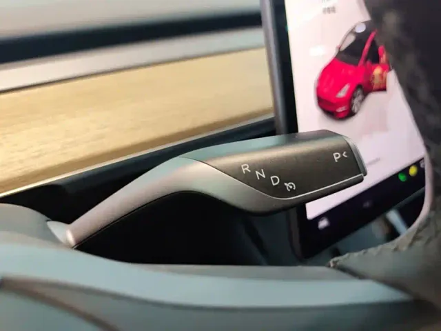 Tesla Model Y — Фото автомобиля 13
