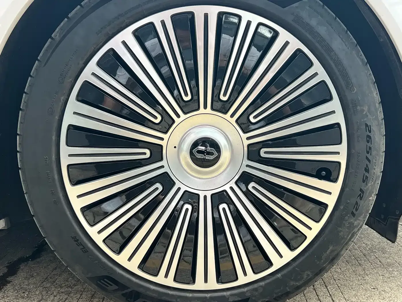 AITO Wenjie AITO M8 2025 Extended Range Ultra 53.4kWh 6-Seater — Фото автомобиля 6