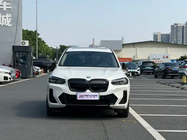 BMW iX3 — Фото автомобиля 2
