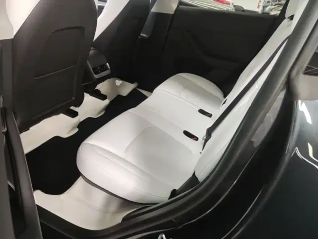 Tesla Model Y — Фото автомобиля 16