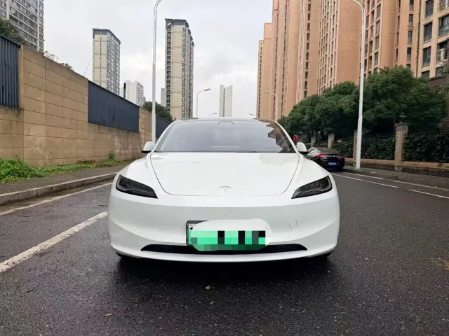 Tesla Model 3 — Фото автомобиля 2
