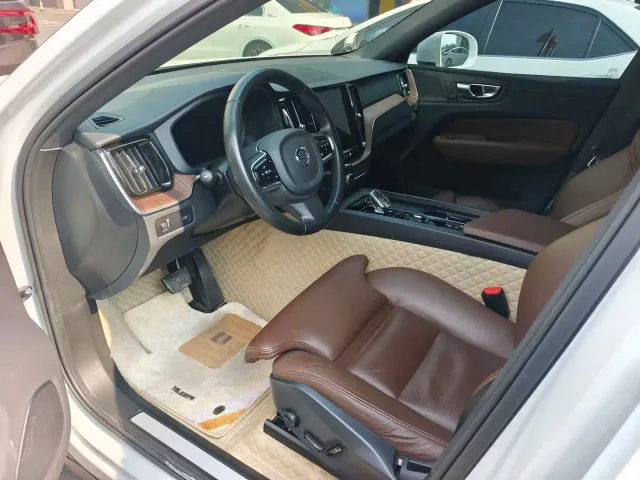 Volvo XC60 — Фото автомобиля 7