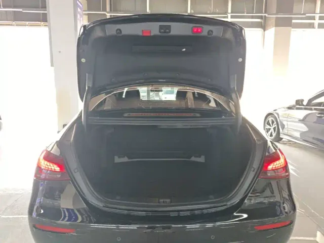 Mercedes-Benz E-Class — Фото автомобиля 17