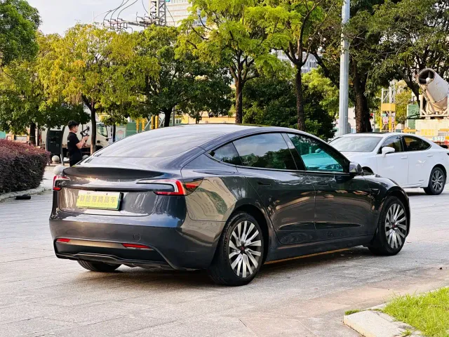 Tesla Model 3 — Фото автомобиля 5