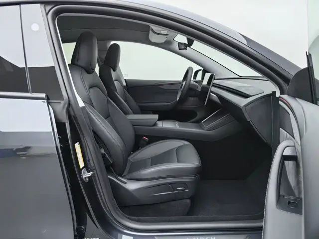 Tesla Model Y — Фото автомобиля 23