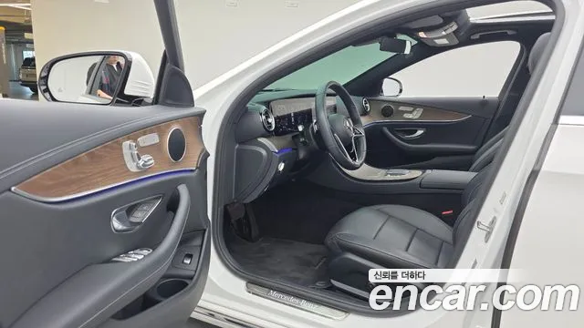 Mercedes-Benz E-Class — Фото автомобиля 4
