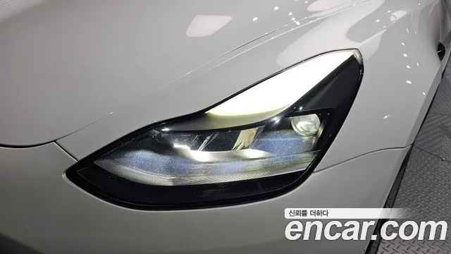Tesla Model 3 — Фото автомобиля 21