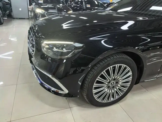 Mercedes-Benz E-Class — Фото автомобиля 3
