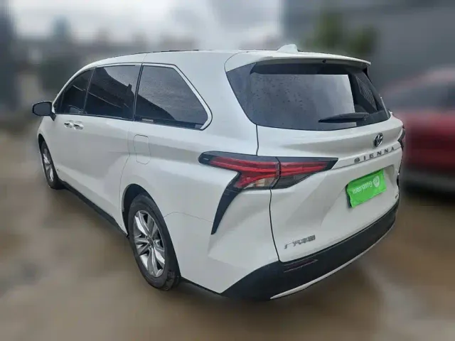 Toyota Sienna — Фото автомобиля 24