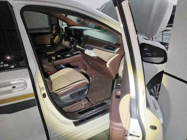 Toyota Sienna — Фото автомобиля 10
