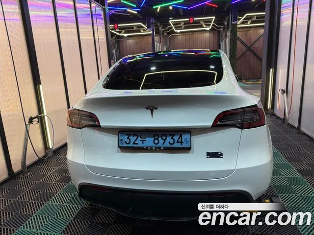 Tesla Model Y — Фото автомобиля 14