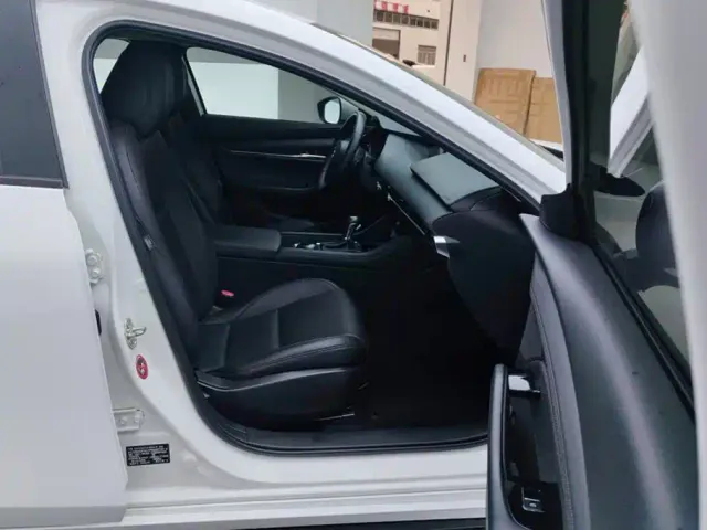 Mazda Axela — Фото автомобиля 8