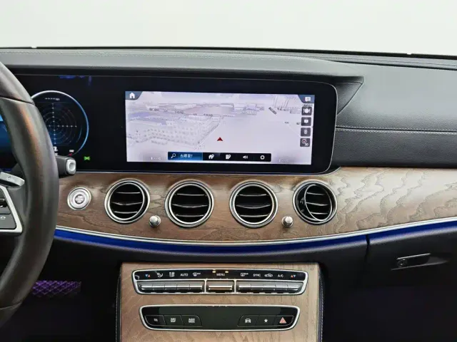 Mercedes-Benz E-Class — Фото автомобиля 12