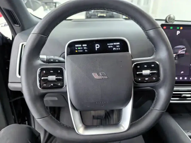 Li Auto L8 — Фото автомобиля 10