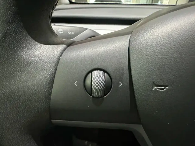 Tesla Model Y — Фото автомобиля 6