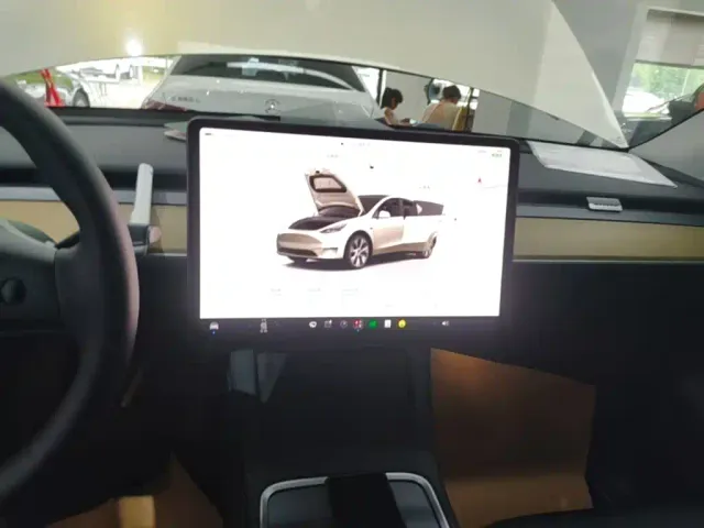 Tesla Model Y — Фото автомобиля 12