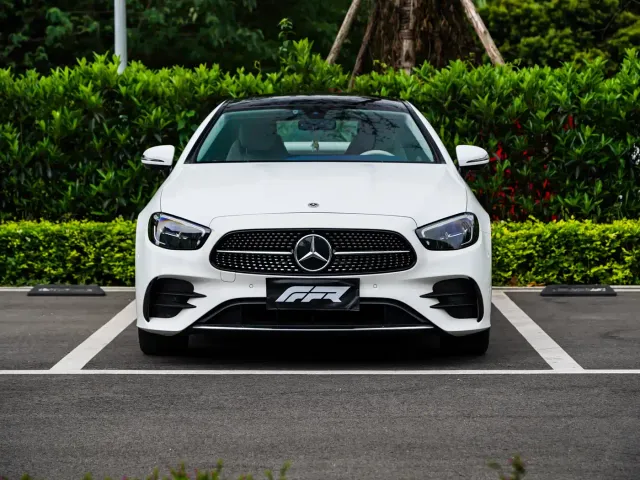 Mercedes-Benz E-Class — Фото автомобиля 3