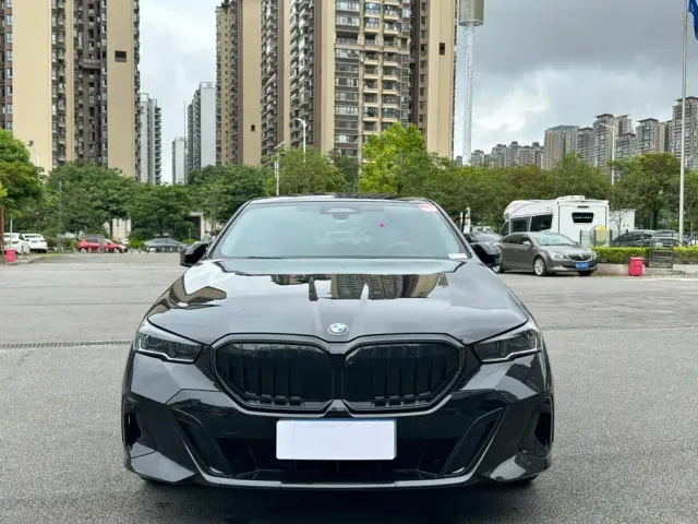 BMW 5 Series — Фото автомобиля 3