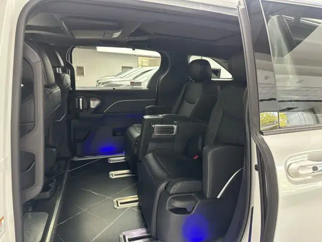Toyota Sienna — Фото автомобиля 10