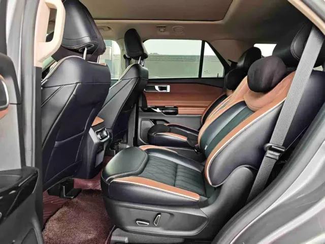 Ford Explorer — Фото автомобиля 7