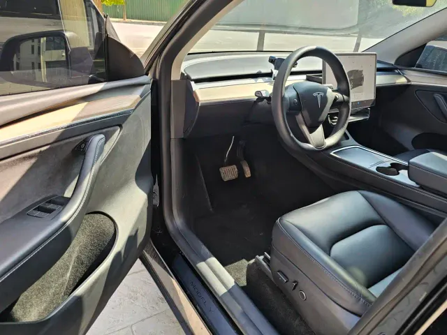 Tesla Model Y — Фото автомобиля 8