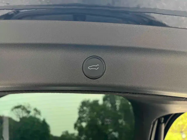 Tesla Model Y — Фото автомобиля 18