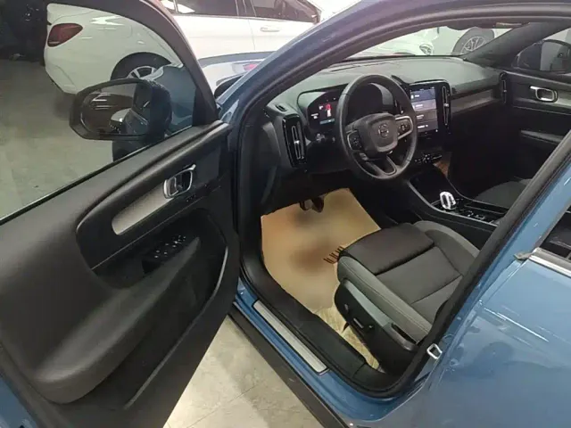 Volvo XC40 — Фото автомобиля 15