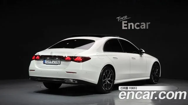 Mercedes-Benz E-Class — Фото автомобиля 2
