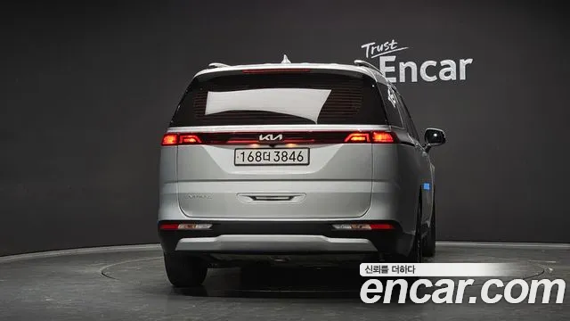 Kia Carnival Generation 4 — Фото автомобиля 4
