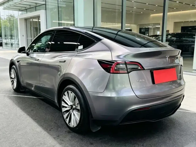 Tesla Model Y — Фото автомобиля 9