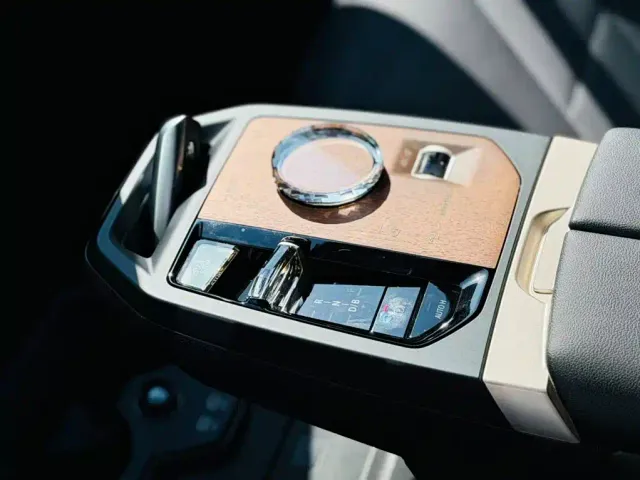 BMW iX — Фото автомобиля 13