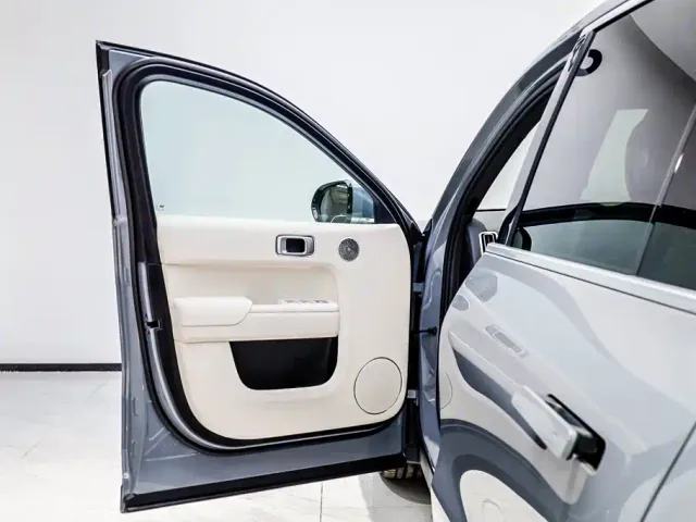 Li Auto L8 — Фото автомобиля 16