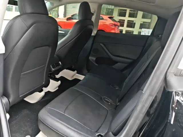 Tesla Model Y — Фото автомобиля 16