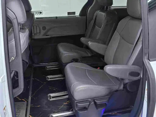Toyota Sienna — Фото автомобиля 5