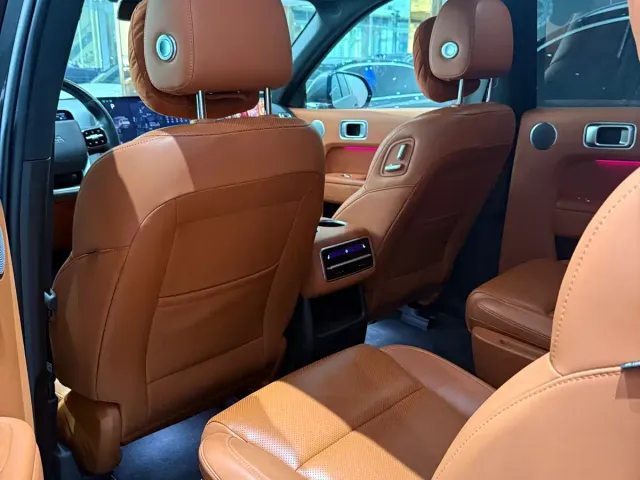 Li Auto L8 — Фото автомобиля 14
