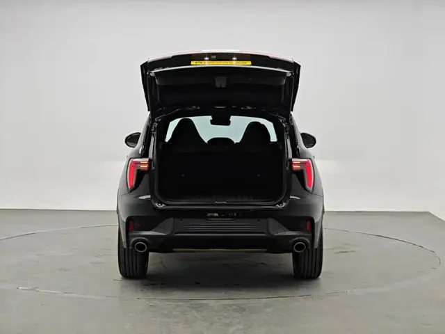 Lynk & Co 01 — Фото автомобиля 6