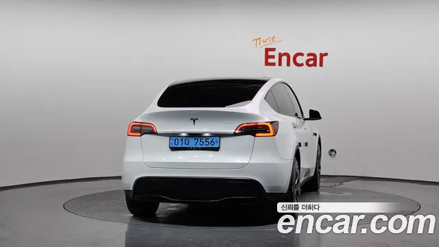 Tesla Model Y — Фото автомобиля 4