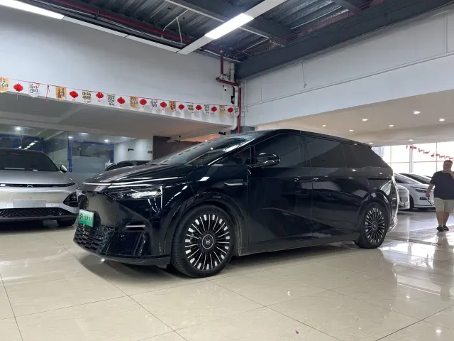 Фотография автомобиля — Xpeng X9