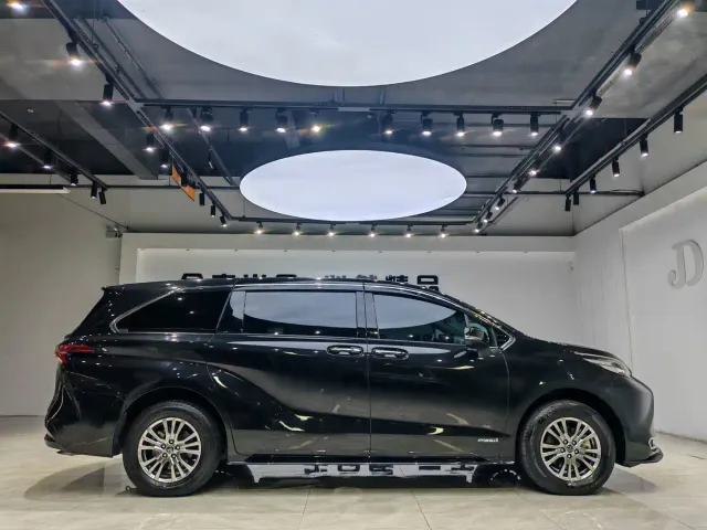 Toyota Sienna — Фото автомобиля 13