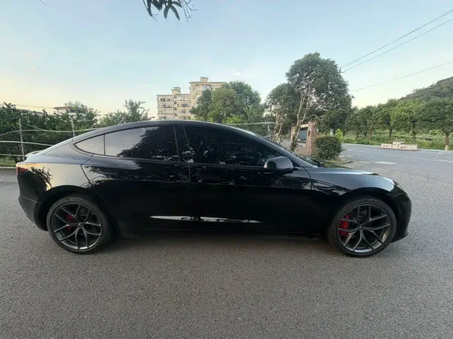 Tesla Model 3 — Фото автомобиля 4