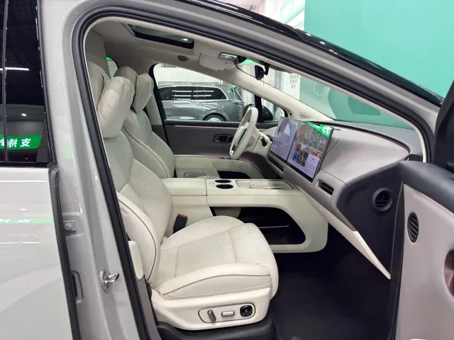Li Auto i8 — Фото автомобиля 12