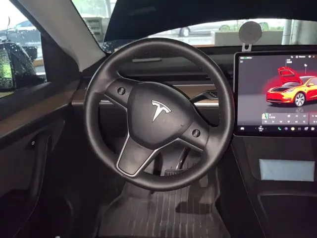 Tesla Model Y — Фото автомобиля 6