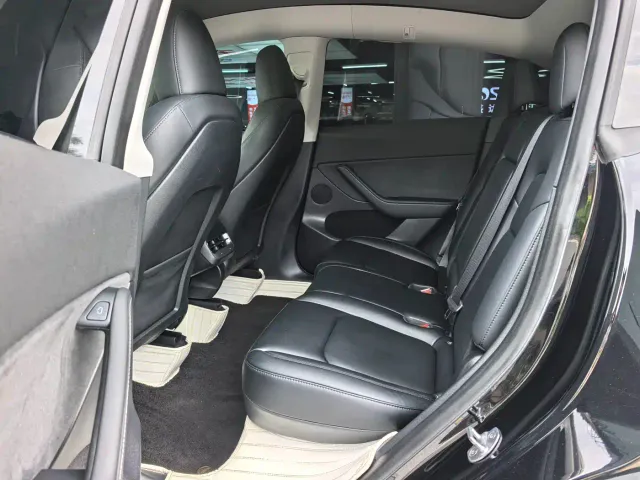Tesla Model Y — Фото автомобиля 11