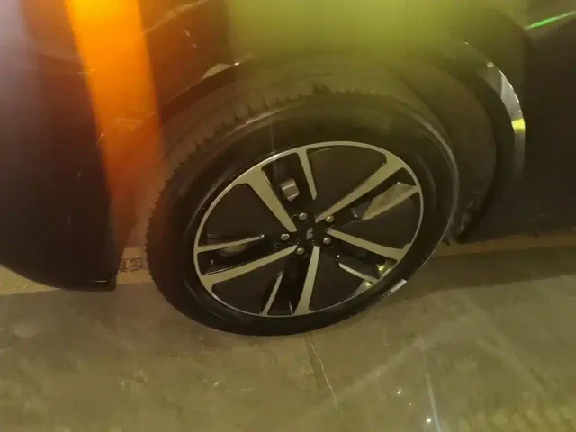 Li Auto L8 — Фото автомобиля 22