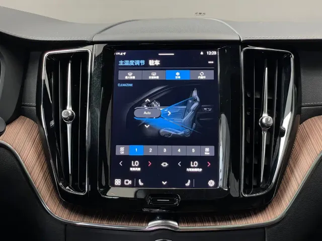 Volvo XC60 — Фото автомобиля 15