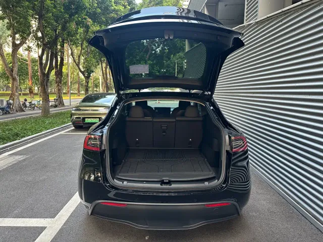 Tesla Model Y — Фото автомобиля 13