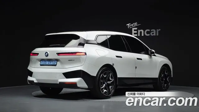 BMW iX — Фото автомобиля 2